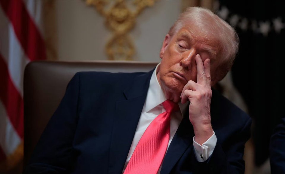 特朗普宣布拜登时期文件全部作废我一直以为“自动签名笔”是对拜登签文件的讽刺，原来