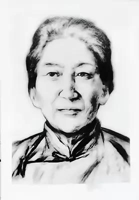 她叫郭了凡，河南平舆人，家里有1800多亩地，当地大户。这样的地主，本该是被革命