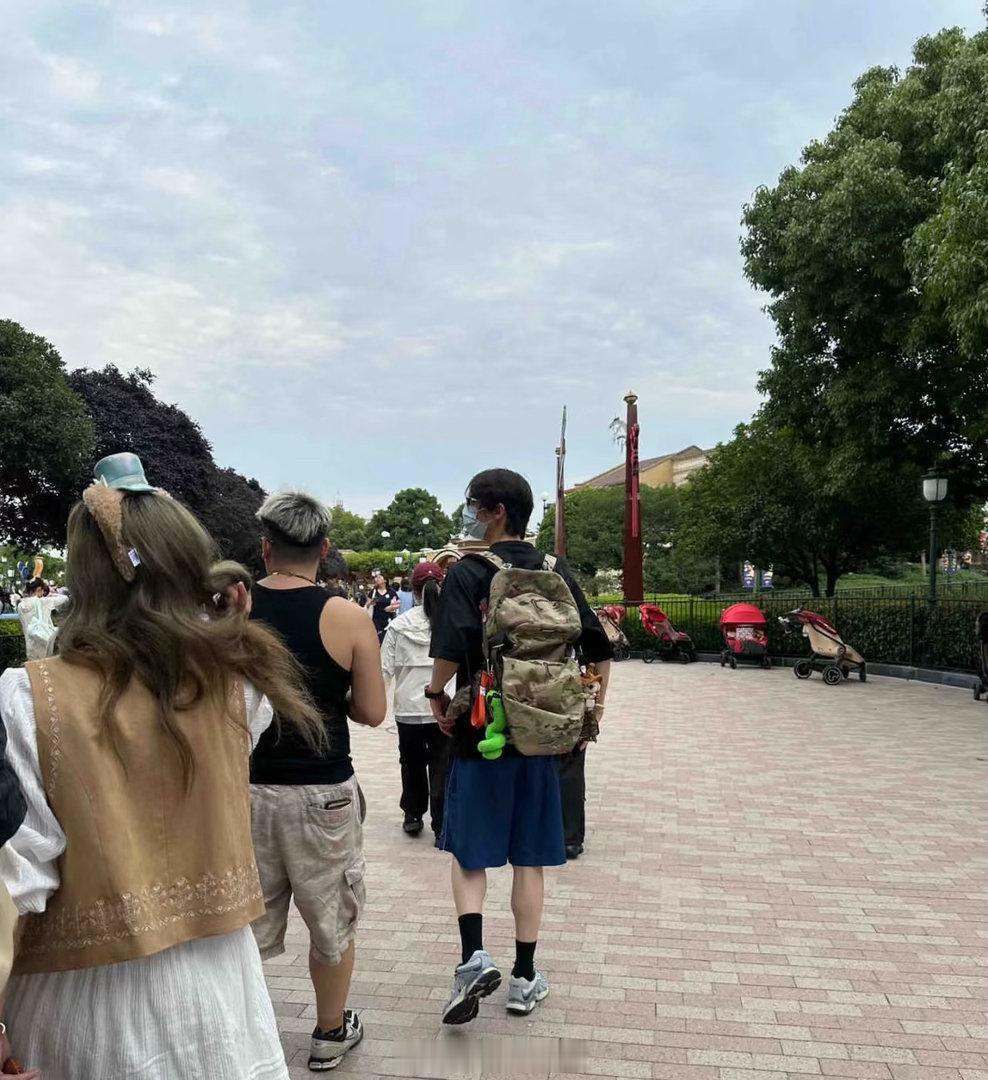 上海迪士尼偶遇赖伟明网友上海迪士尼偶遇赖伟明！网友上海迪士尼偶遇赖伟明