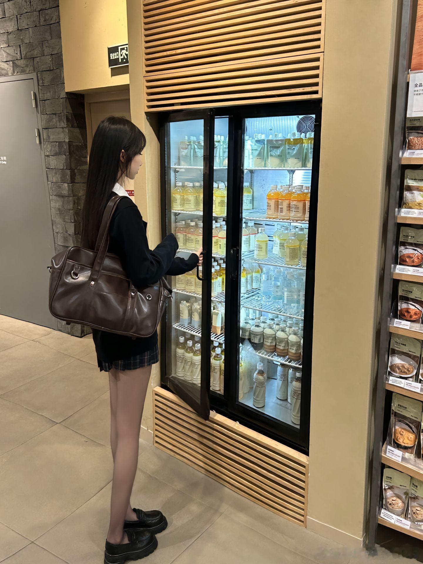 黑丝百褶裙~ ​​​