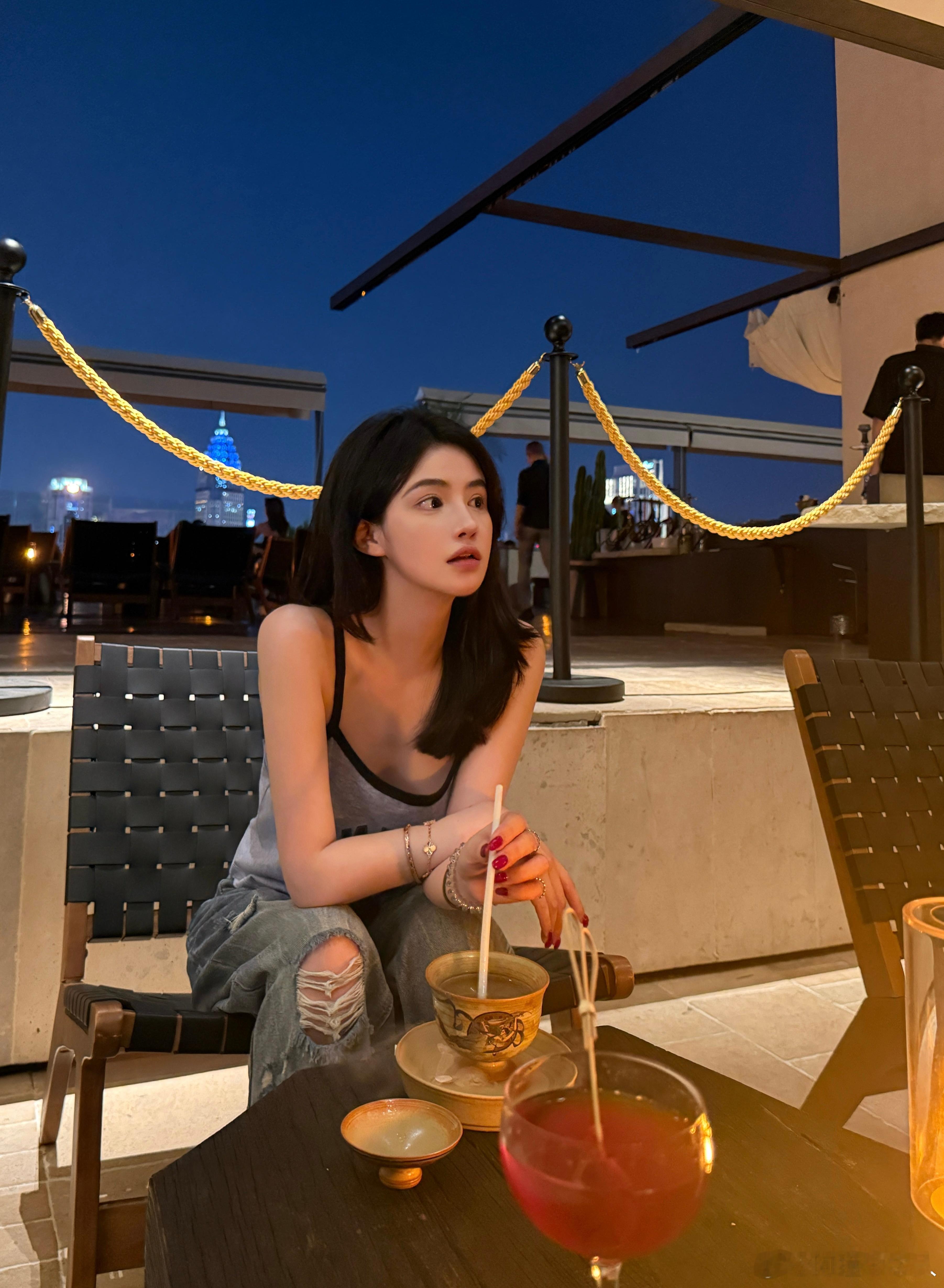 听说在上海穿洞洞鞋会被东方明珠扫射 ​​​