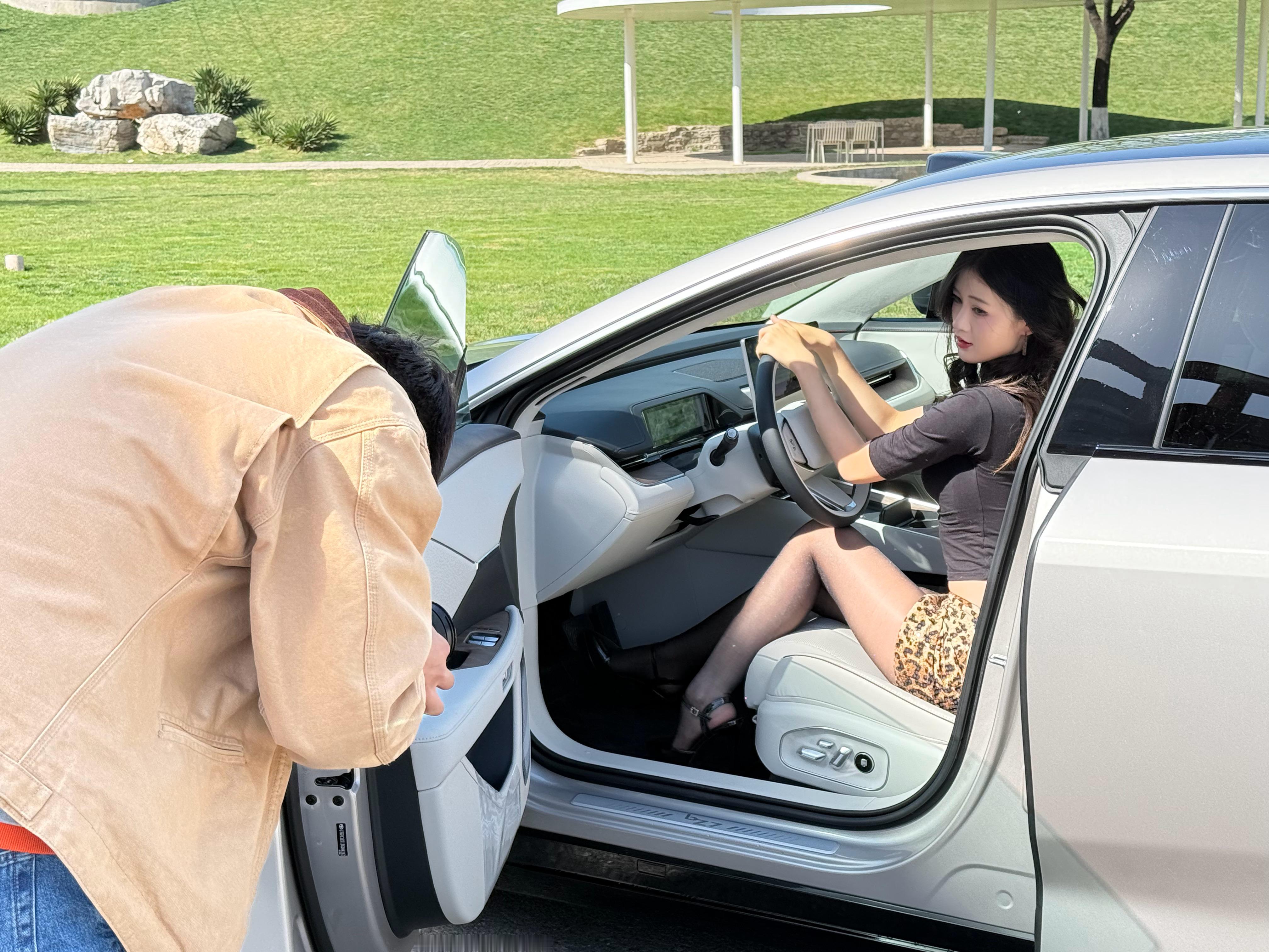 今天北京风很大，但我依旧坚持跟项目，必须保证最终成片的拍摄质量！像我这么负责任的