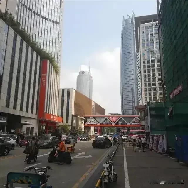 粤S车牌的车，你开车最好离他们远点。
粤S的当地人，吃喝PD已经习以为常。
粤S