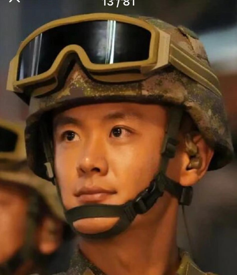 最近网上吵翻天了，就是那个新华社的镜头，拍了几个男的，结果，哎哟，那评论啊，可多