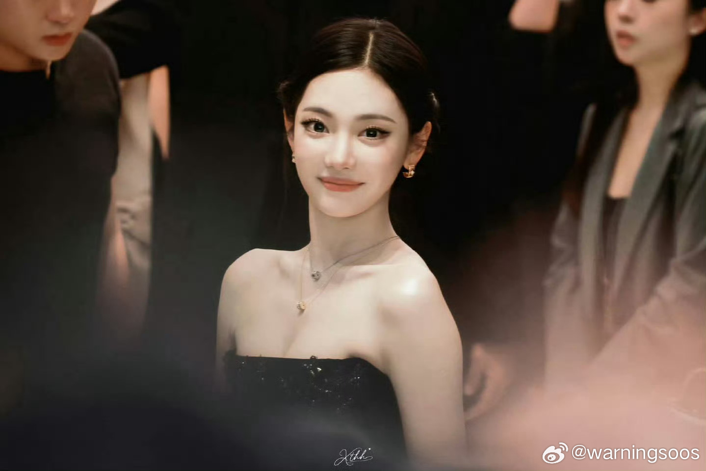 顶级高定es 搭配宝格丽珠宝 非公开站台活动还出来和粉丝打招呼这个宁艺卓还是太权
