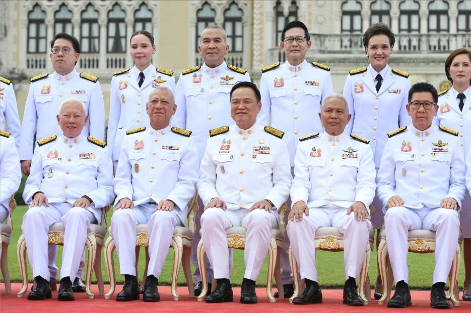 泰国政坛这一次可是“彻底变天”了！佩通坦估计做梦都没想到，老部下阿努廷一上台，就
