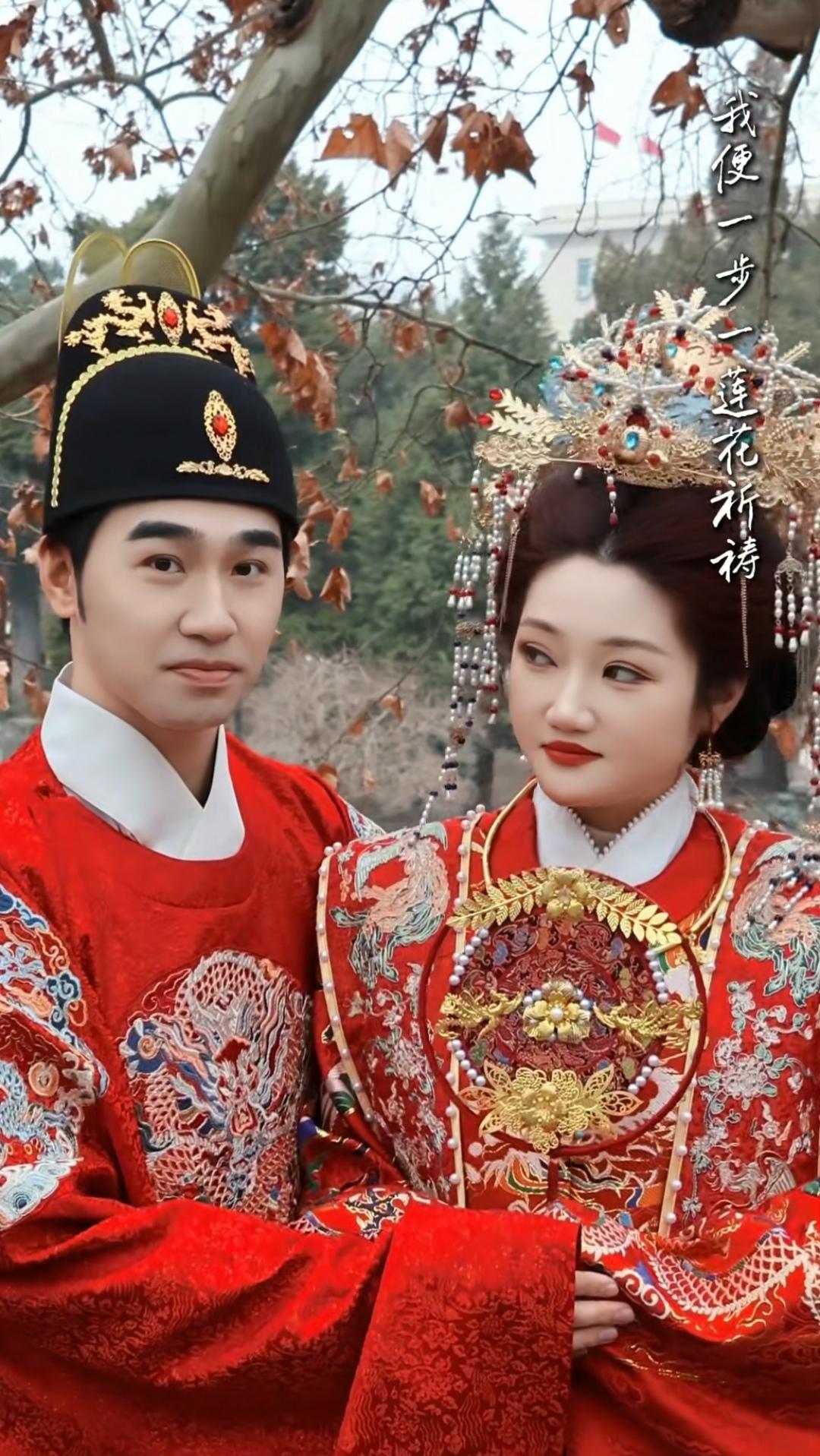 侍卫和贵妃的爱情故事。
前国乒队员闫安元宵节晒出和老婆新拍的古装视频，别说闫安的