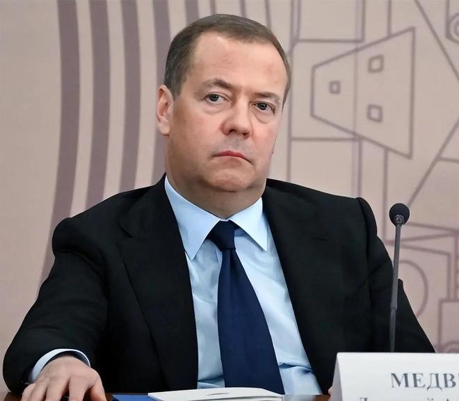 好家伙，桌子直接给掀了。 
 
梅德韦杰夫一嗓子喊翻全场：俄美秘密谈着呢，北约的