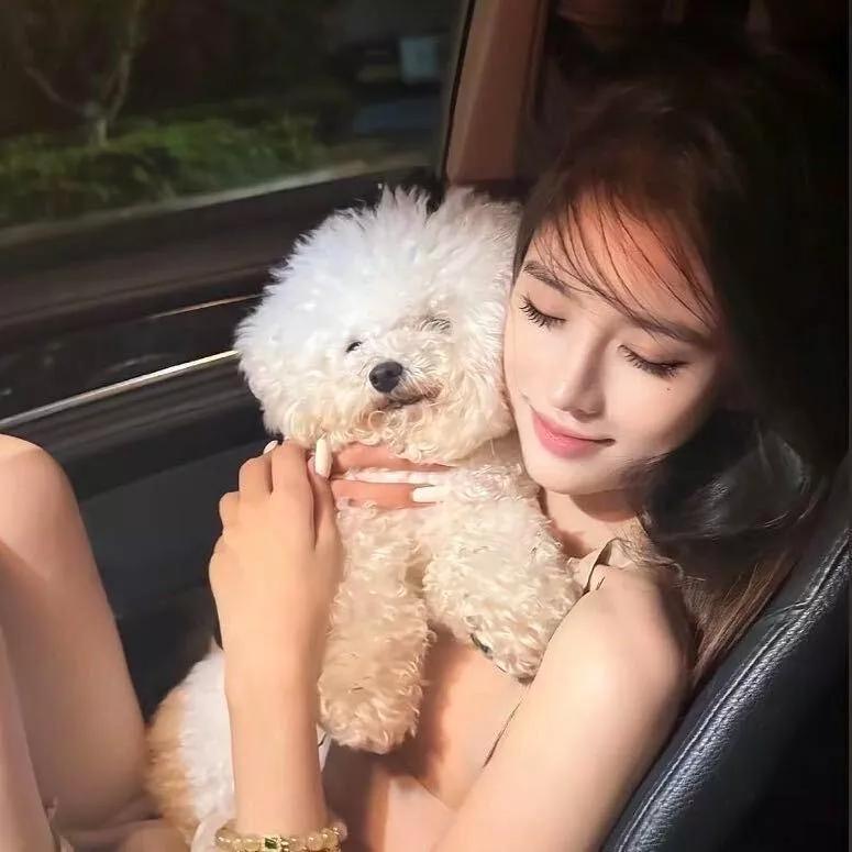 和我的小可爱一起享受车内时光😊车内的美女 我在车里的自拍 车后座小仙女 萌宠感