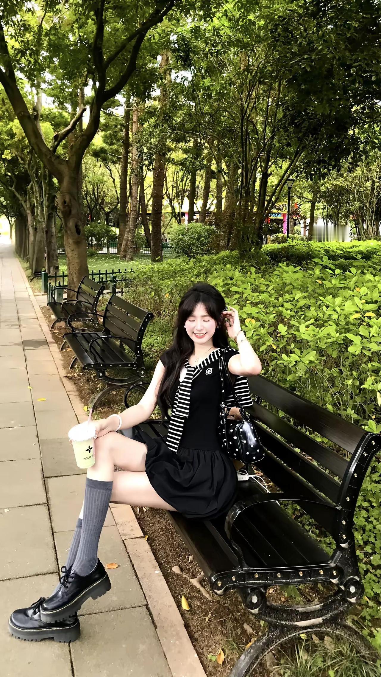 是否能像一棵树一样坚毅又盎然呢ootd 夏日穿搭 拍照姿势