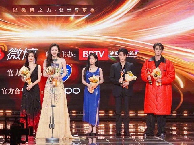 没想过宋轶是这么大一只的！！这张每个人的身高都在我的意料之外 