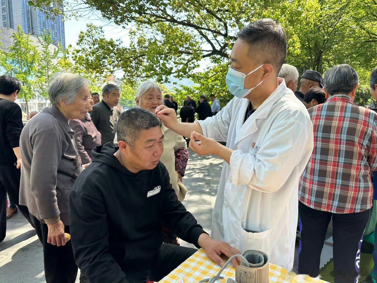 台州便民服务日将关怀送到长者家门口 此外，“银龄反诈小课堂”结合案例讲解防骗知识