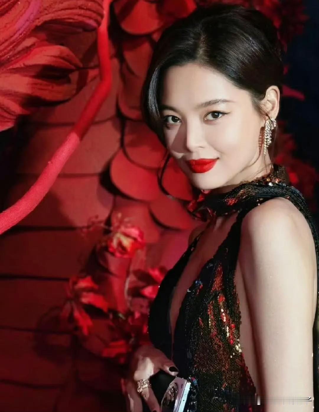 辛芷蕾回老家撸串，看的口水直流！
11月13日，辛芷蕾在社交平台发文，称：“鹤岗