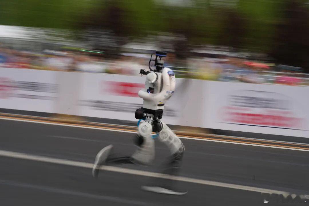 机器人要走老百姓之路这两天，你的朋友圈里，是不是满是机器人跑步的视频？机器人的马