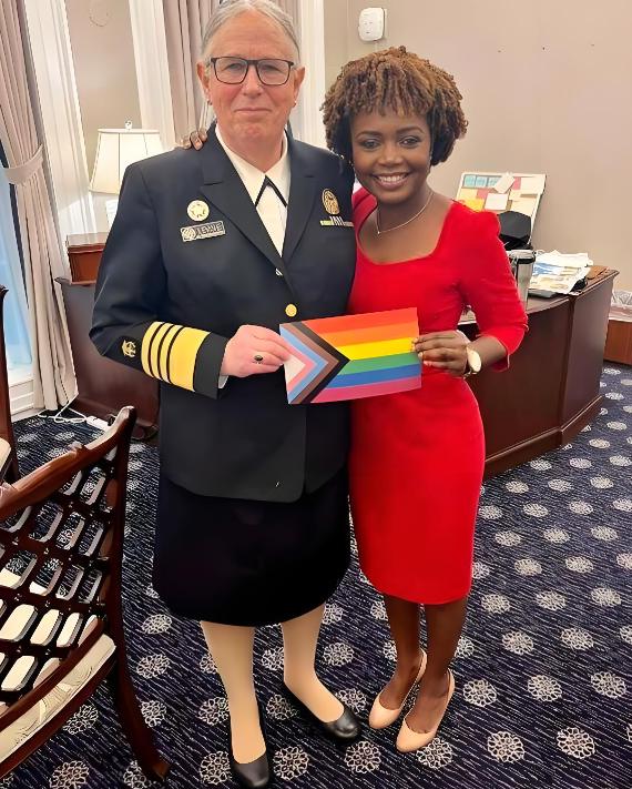 你敢相信吗，那个穿裙子的男人，是美军的一个高级将领。面对这样的情况，作为防长的赫