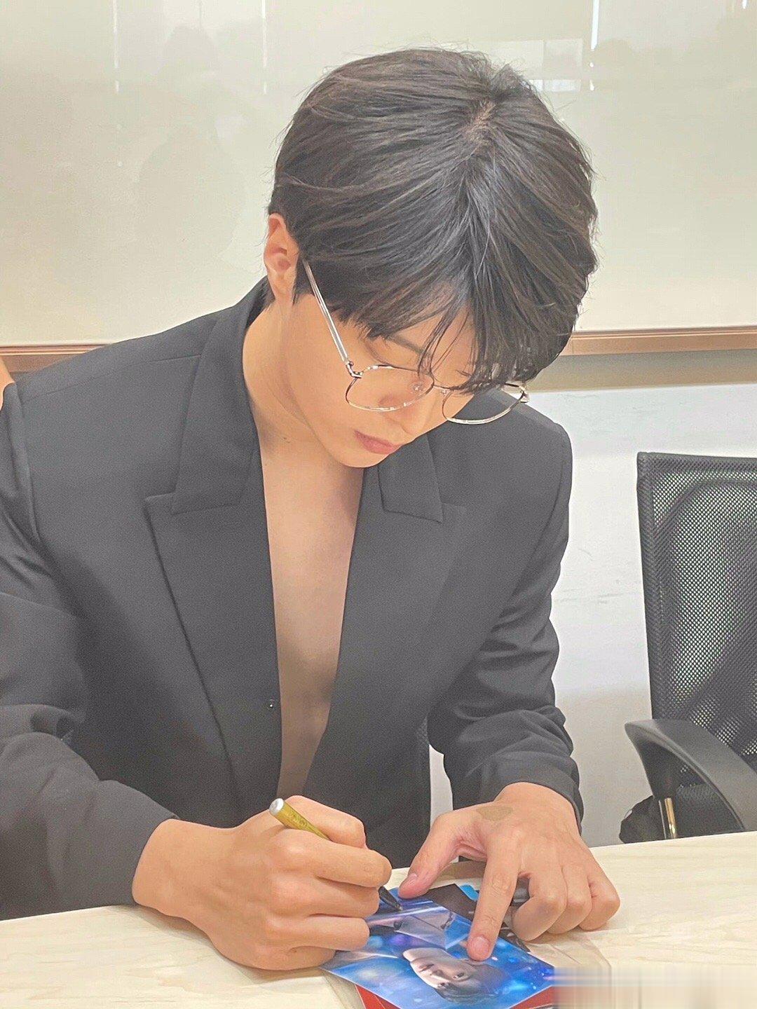 #范丞丞扫楼穿真空西装#范丞丞今日新浪扫楼造型，金丝眼镜真空西装，都可以看见腹肌