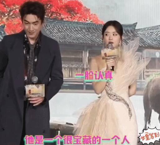 啊哈哈哈哈笑的好崩溃！

林更新听赵丽颖夸他的时候表情管理失控了

哈哈哈哈夸成