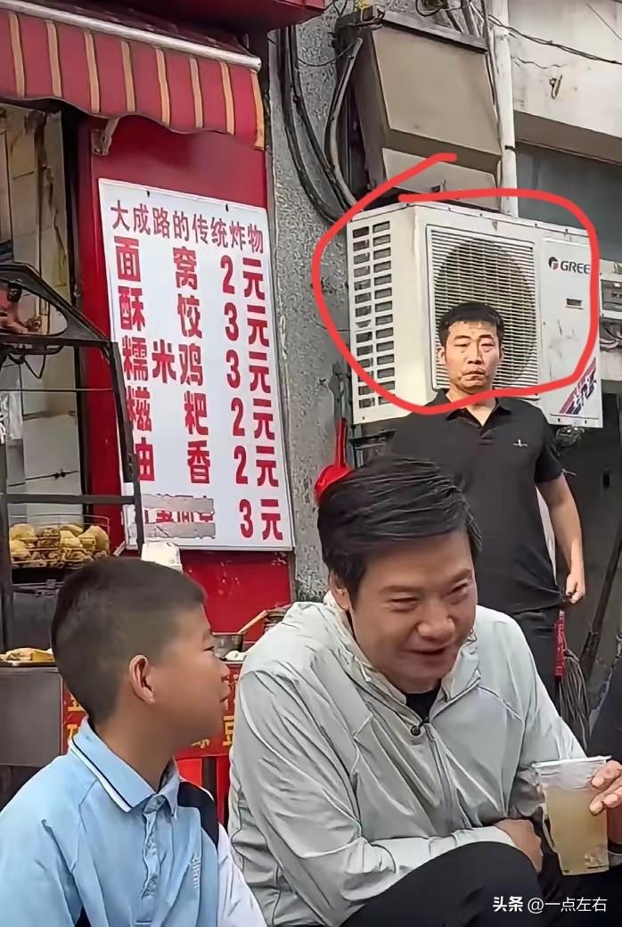 前两天刷到雷总在武汉街头吃面的视频，我当时琢磨了半天。
你说人家身家几百亿了，还