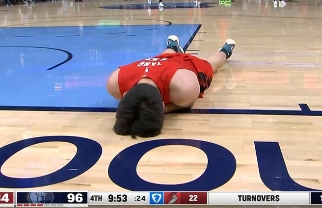 赛后斯普利特接受了媒体采访。记者：“在杨瀚森倒地后，你是否也认为裁判应该给你们一