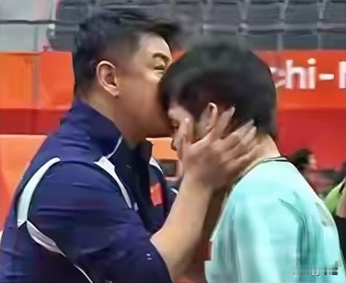 国乒男队主教练王皓摸着林诗栋的脸、亲着头说：
小石头啊！男团无缘亚运会金牌后，师