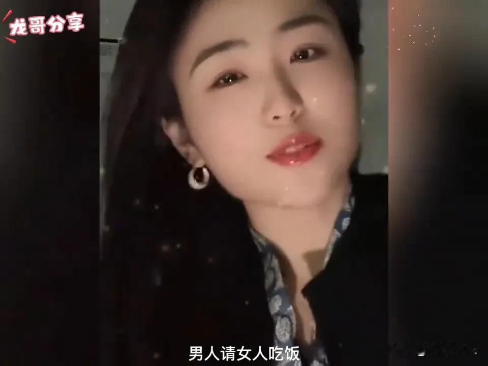 这张图片详细描述如下：

2. 主体人物：图片聚焦于一位女性，她拥有乌黑亮丽的长