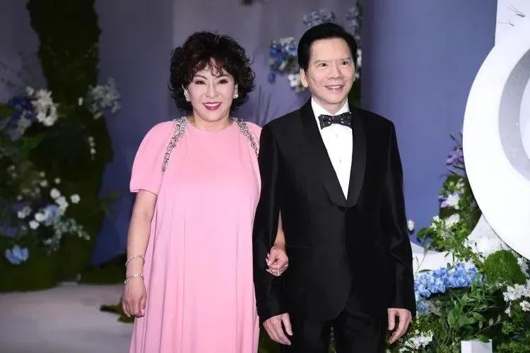 萧敬腾的干爹干妈来啦！萧敬腾今天的婚礼好热闹哦，聚集了很多大明星，连向华强夫妇也