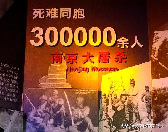 在莫斯科国立大学历史系的课堂上，一名来自中国南京的人披着旭日旗，桌面上还摆着一顶