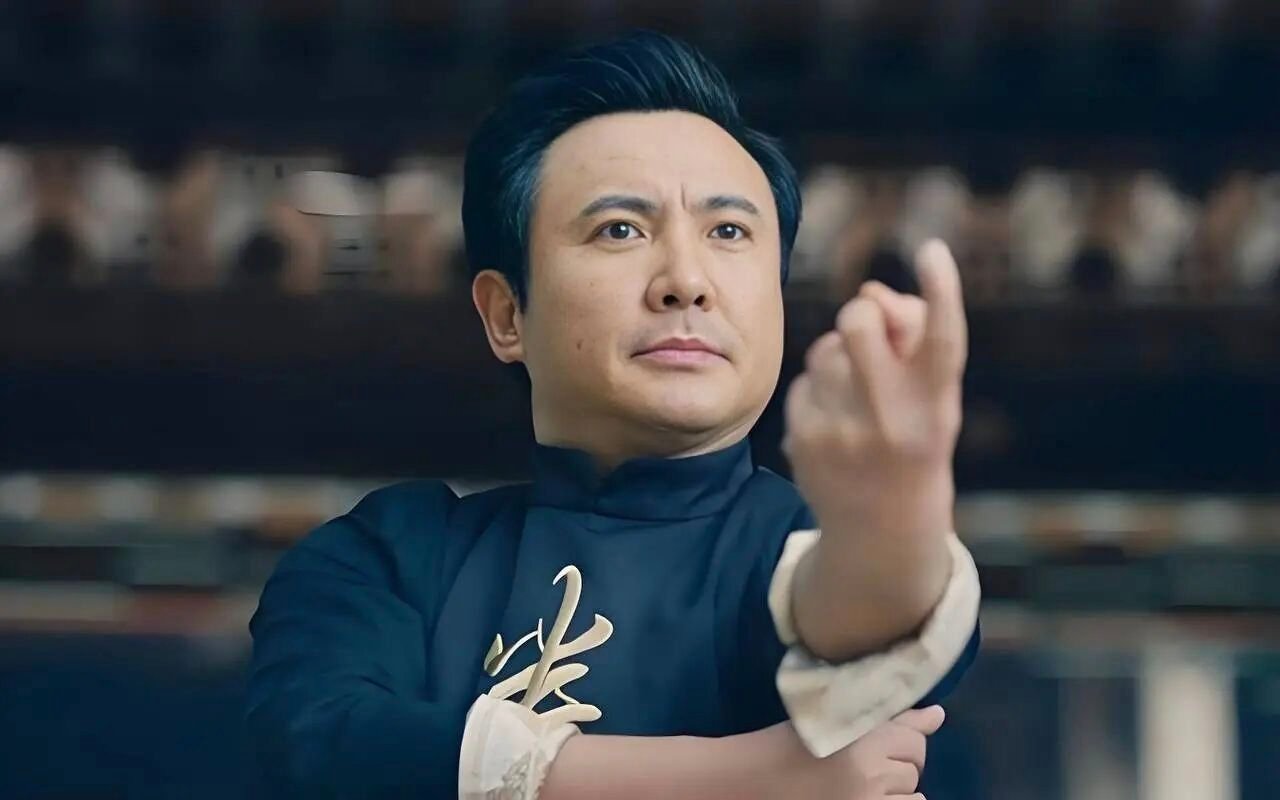 沈腾这次在《欢迎来龙餐馆》里的转型，精准戳破了大众对他“喜剧之王”的单一刻板印象