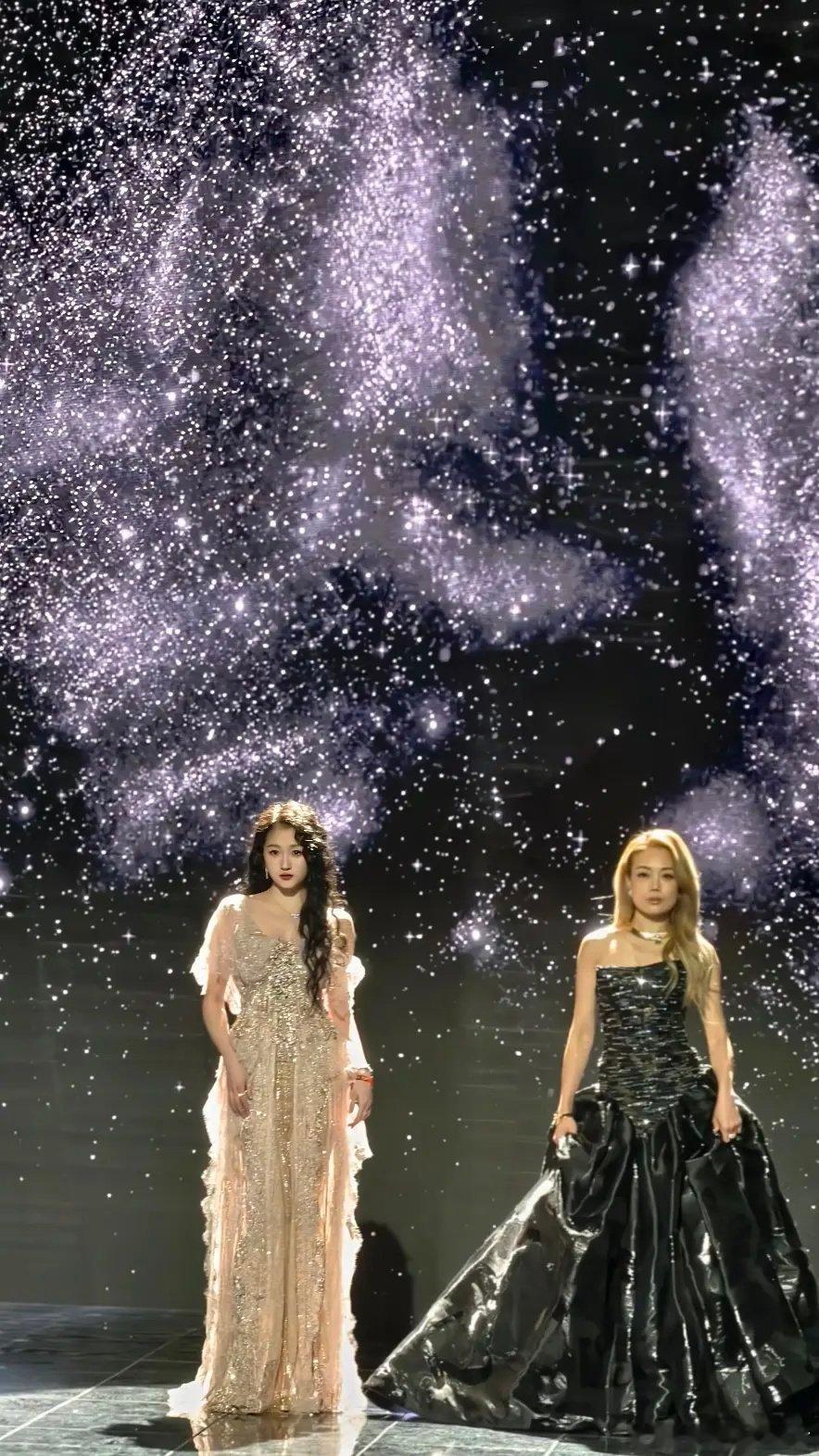 彤姐微博之夜来了没脖子确实是硬伤了 