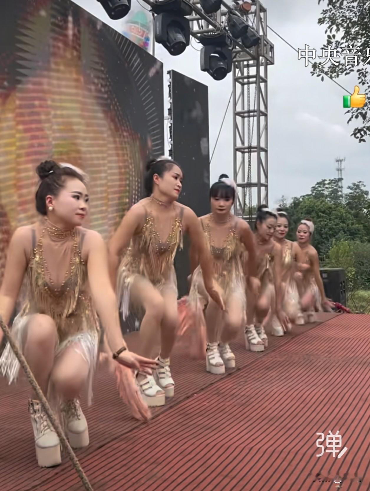 九十年代的野鸡团如今再现！
 
有没有发现，当年被我们嫌弃、早就该消失的九十年代