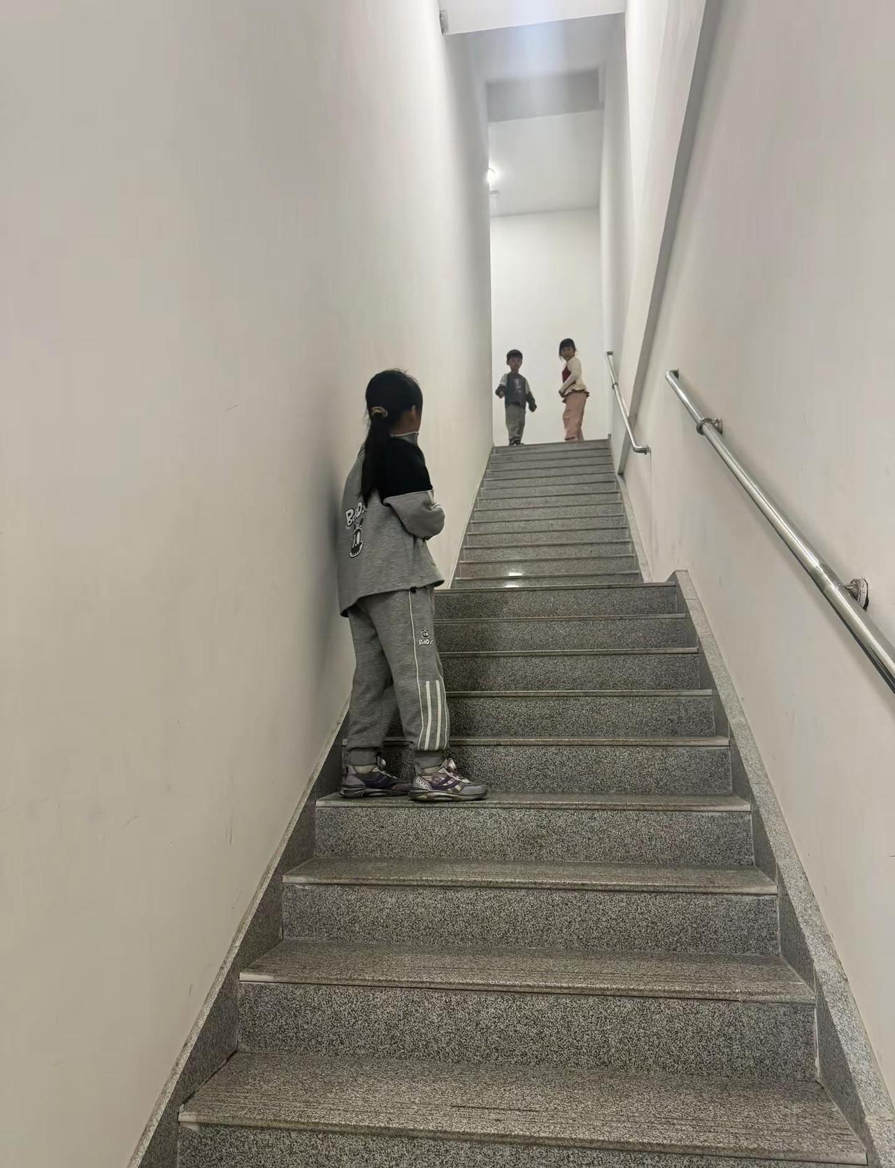 记住喽。抱着男人睡觉可以，对男人抱有希望不可以；和男人亲嘴可以，相信他嘴里的话不