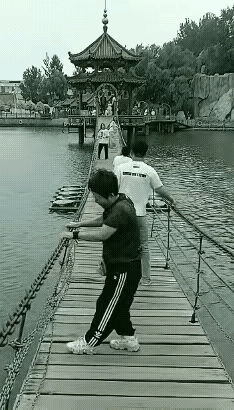 那么大年纪了，还像小孩子似的，还那么能作，真是不作不死。
