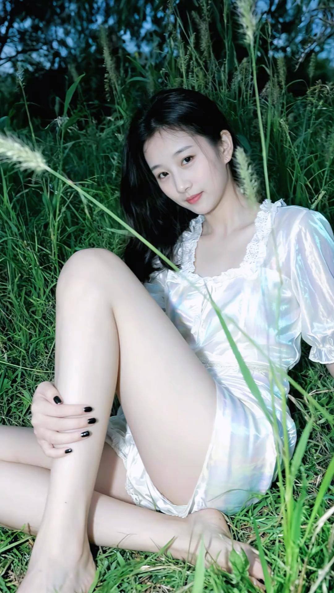 绿野仙踪里，美人倚芳草。