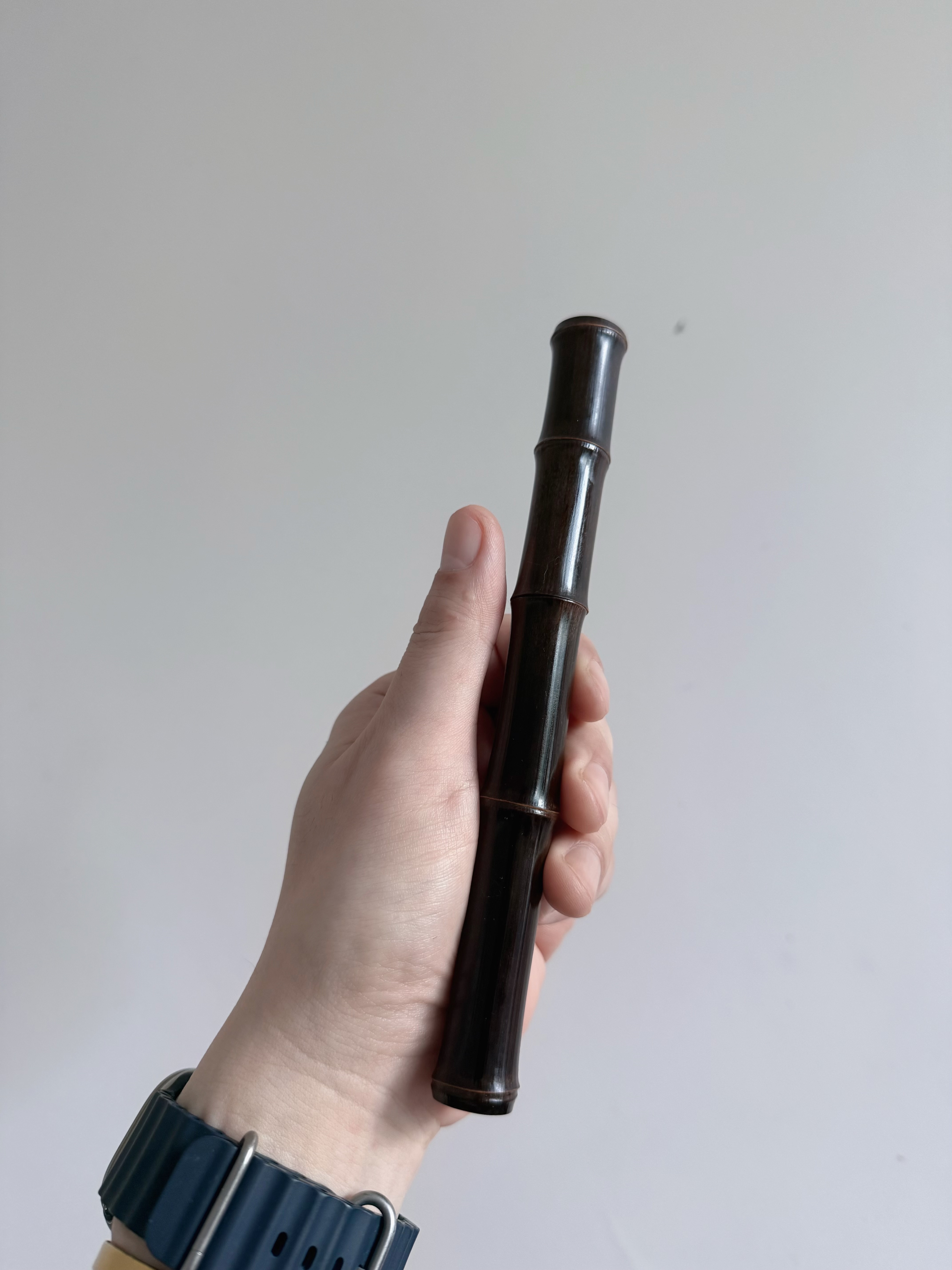 最近买到的小玩意儿，一把藏在竹筒里的茶刀。其实我比较少喝普洱茶，纯粹是喜欢刀枪棍