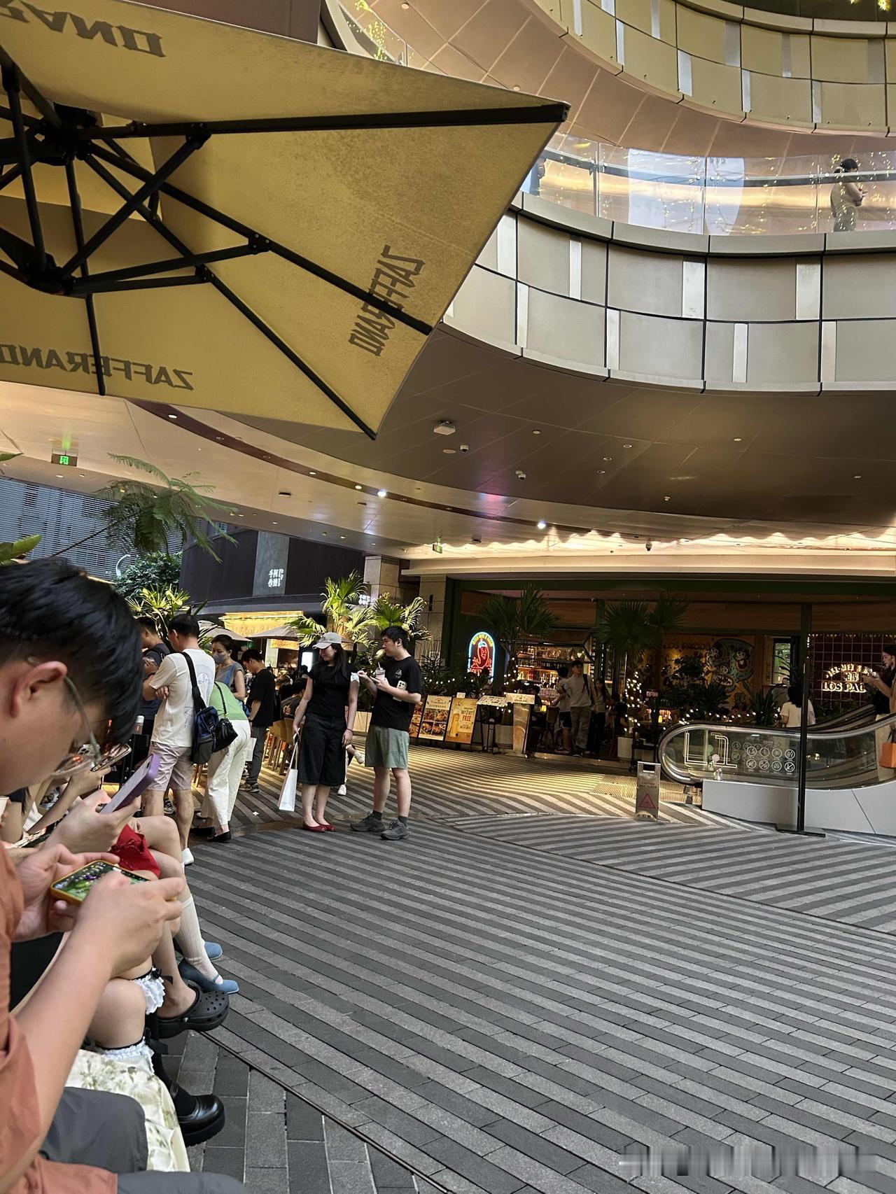昨晚原本打算去品尝新开的分店，它是罗湖万象城很火的一家餐厅，前几周的周末排两个小
