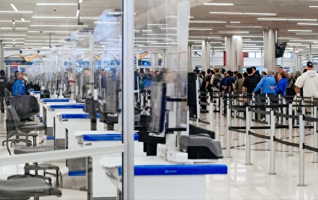 全美航空系统陷入大混乱，机场安检口排起长龙，等待时间翻几倍，航班说延就延，旅客怨