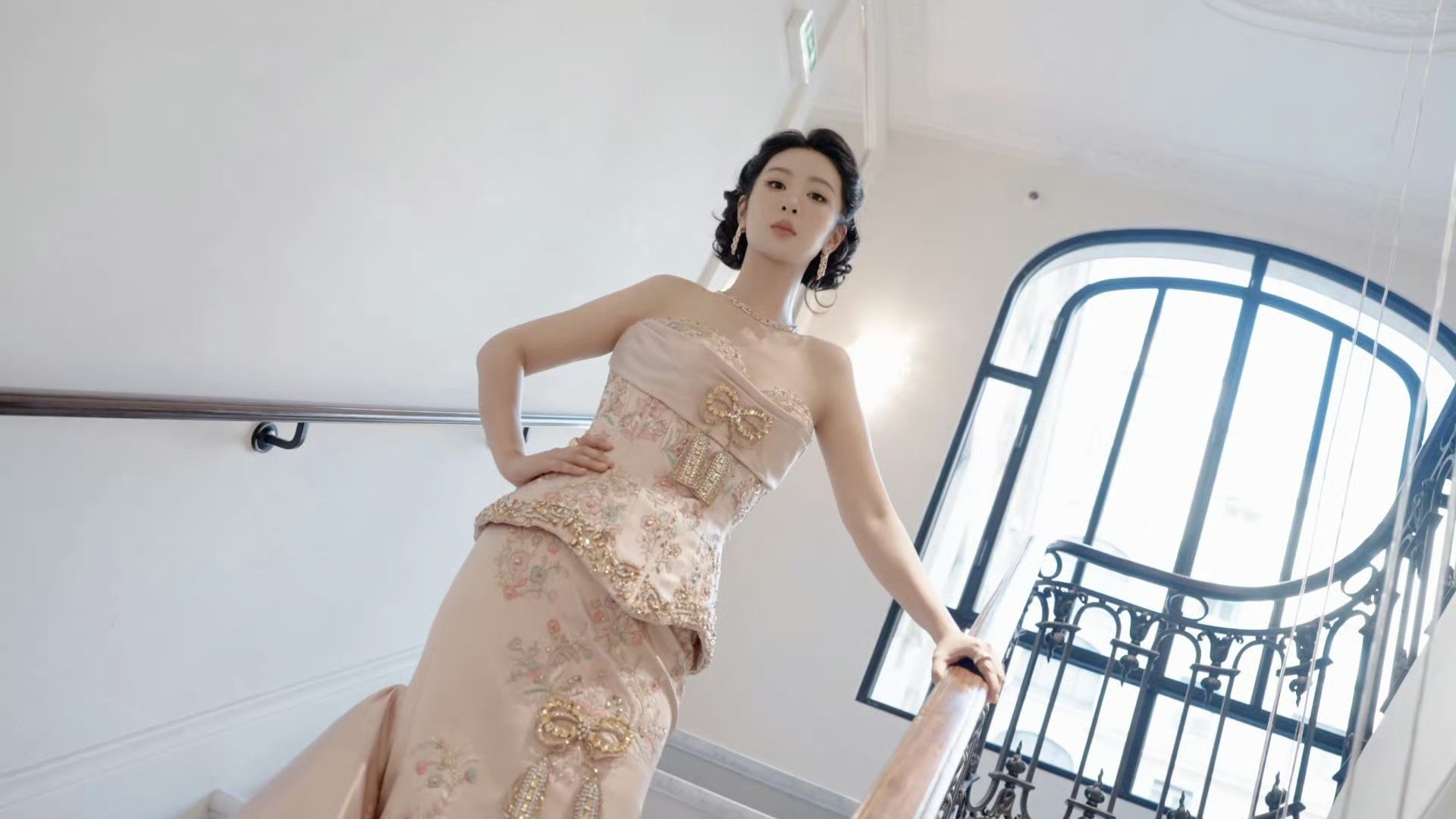 杨紫祖海顶级高定顶级剧花杨紫就这么穿着顶级高定在白玉兰红毯俯视你 杨紫穿了祖海顶