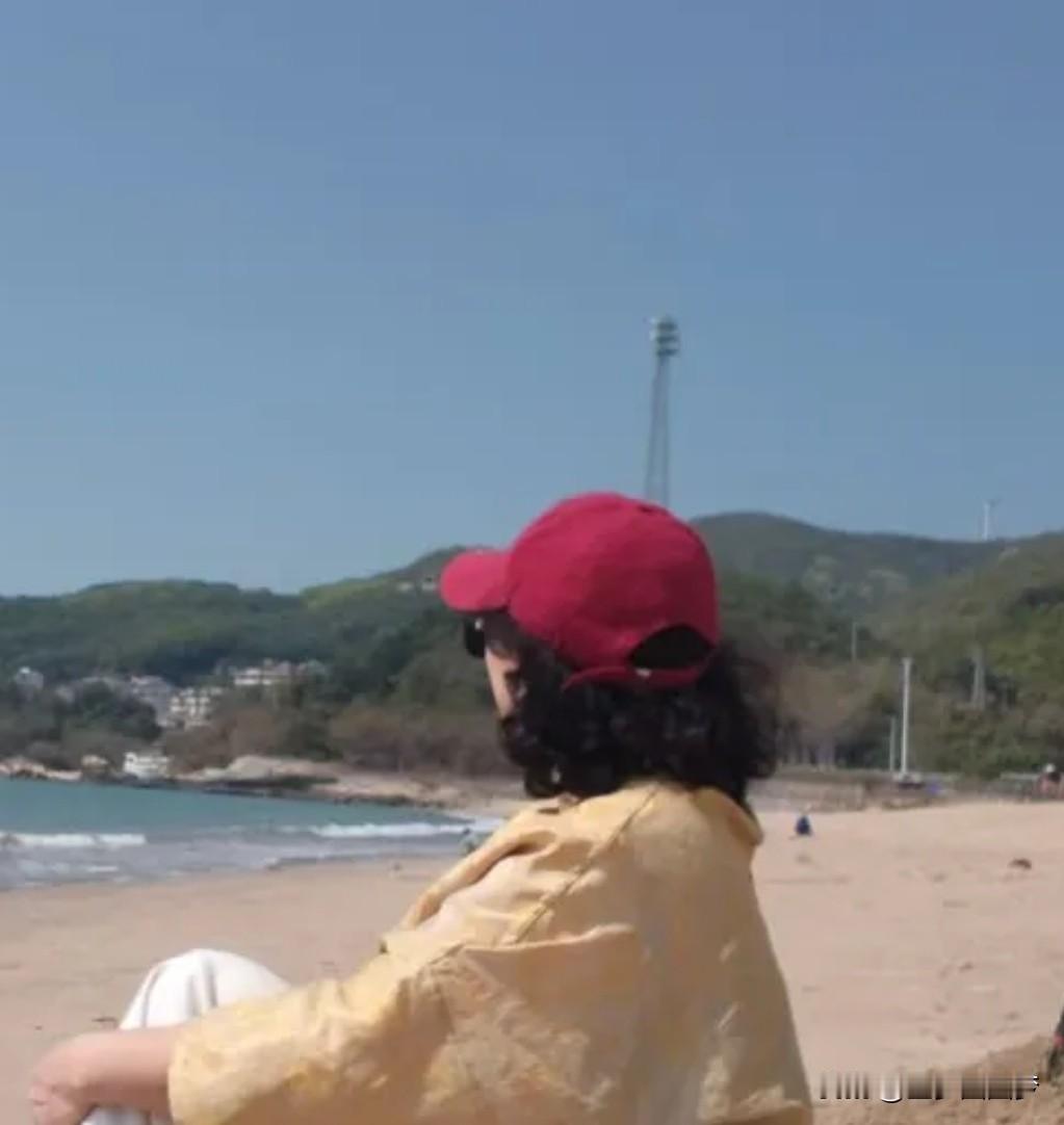 我的自画像。
我是一个敏感的人，敏感到别人的一个眼神都会让我感到不舒服不自在，别