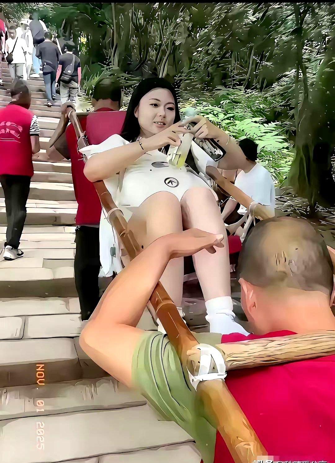 抬东西，总感觉队友在偷懒？

这事儿其实就是个简单的力学问题，全看重心偏向谁。别