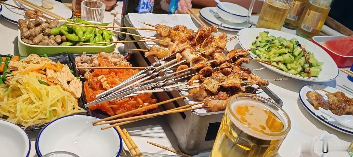 这么热的夜晚，吃点烧烤真是太好了，一串串香嫩的烤肉，一杯杯冰凉的啤酒，三五知己，