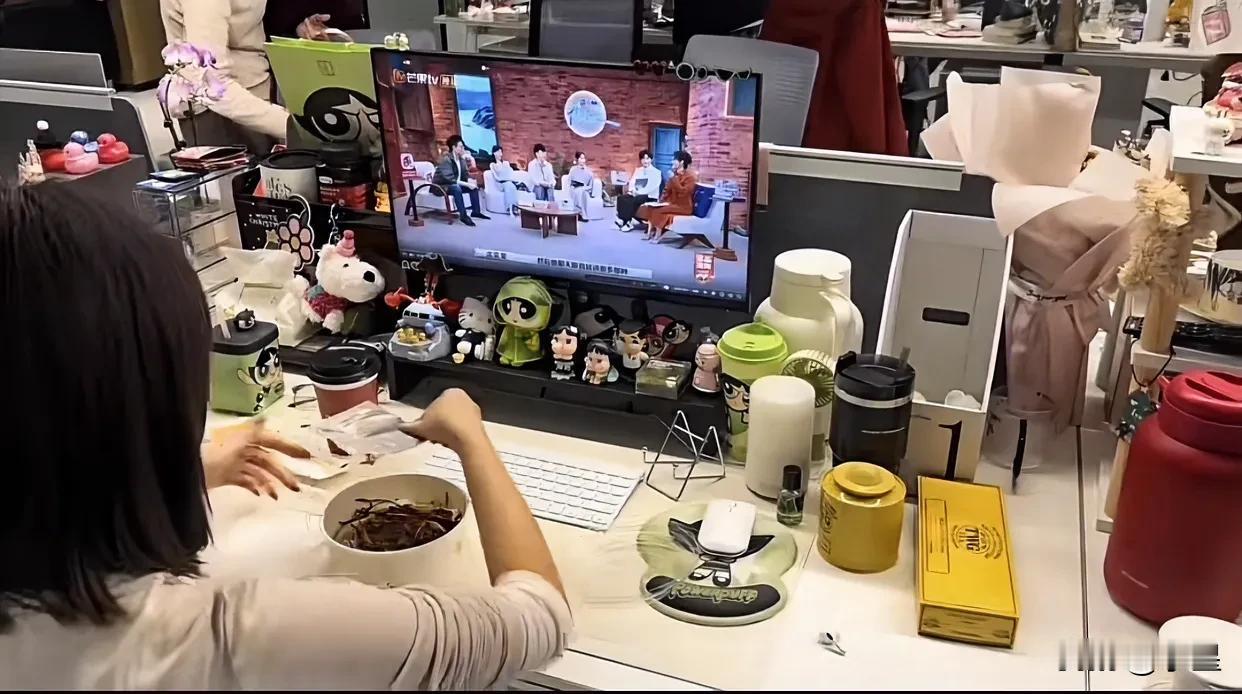 网友晒公司同事午休都在追《再见爱人》4
边吃饭边看，新型电子榨菜下饭神综[笑哭]