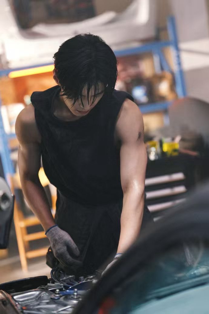 何与 高定糙汉 如果糙汉也分等级，靳朝就是何与演绎的「高定款」！野性难驯的台词配