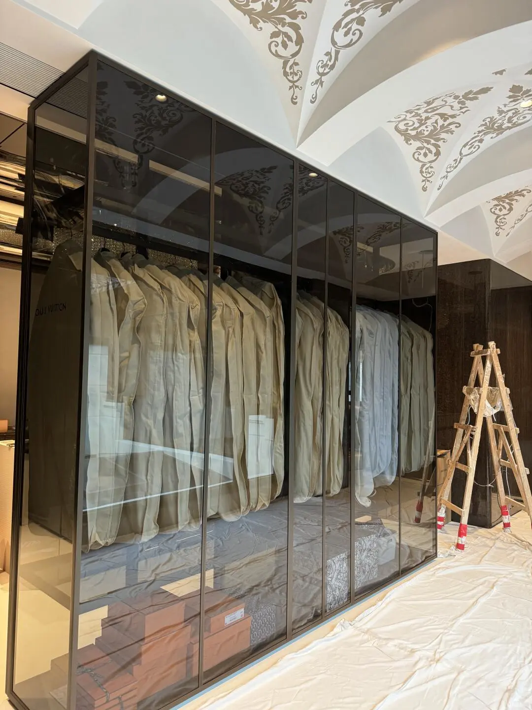 衣帽间玻璃柜安排了