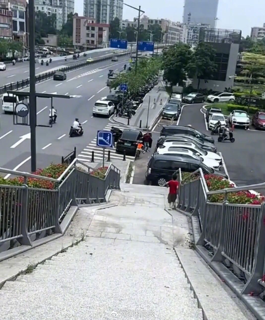 【#小孩骑车从天桥冲下径直撞向车辆#，律师解读：车主与孩子监护人均有责任】#律师