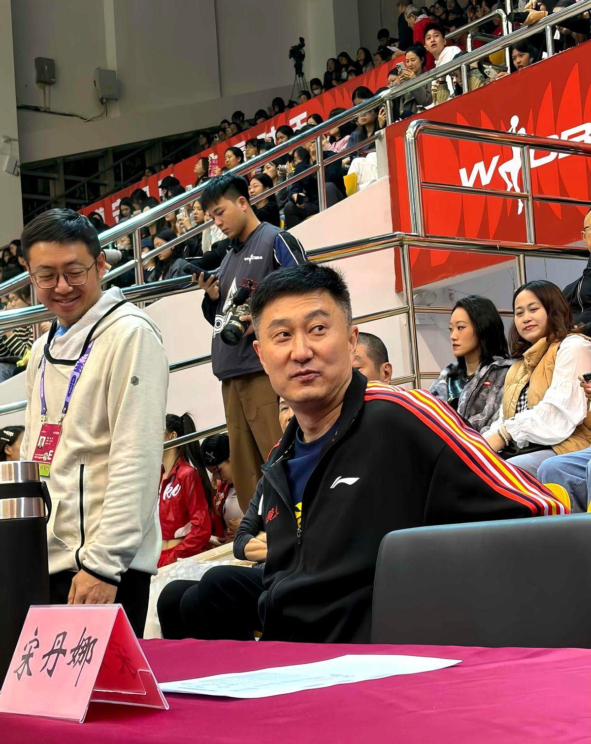 广东宏远男篮主教练杜锋今晚亲临广东女篮对阵江苏女篮的WCBA揭幕战。

他此行不
