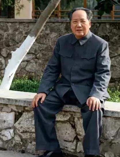 毛主席有个习惯：无论冬夏，睡觉必须开窗，哪怕是北京最冷的寒冬夜里，也绝不破例。卫