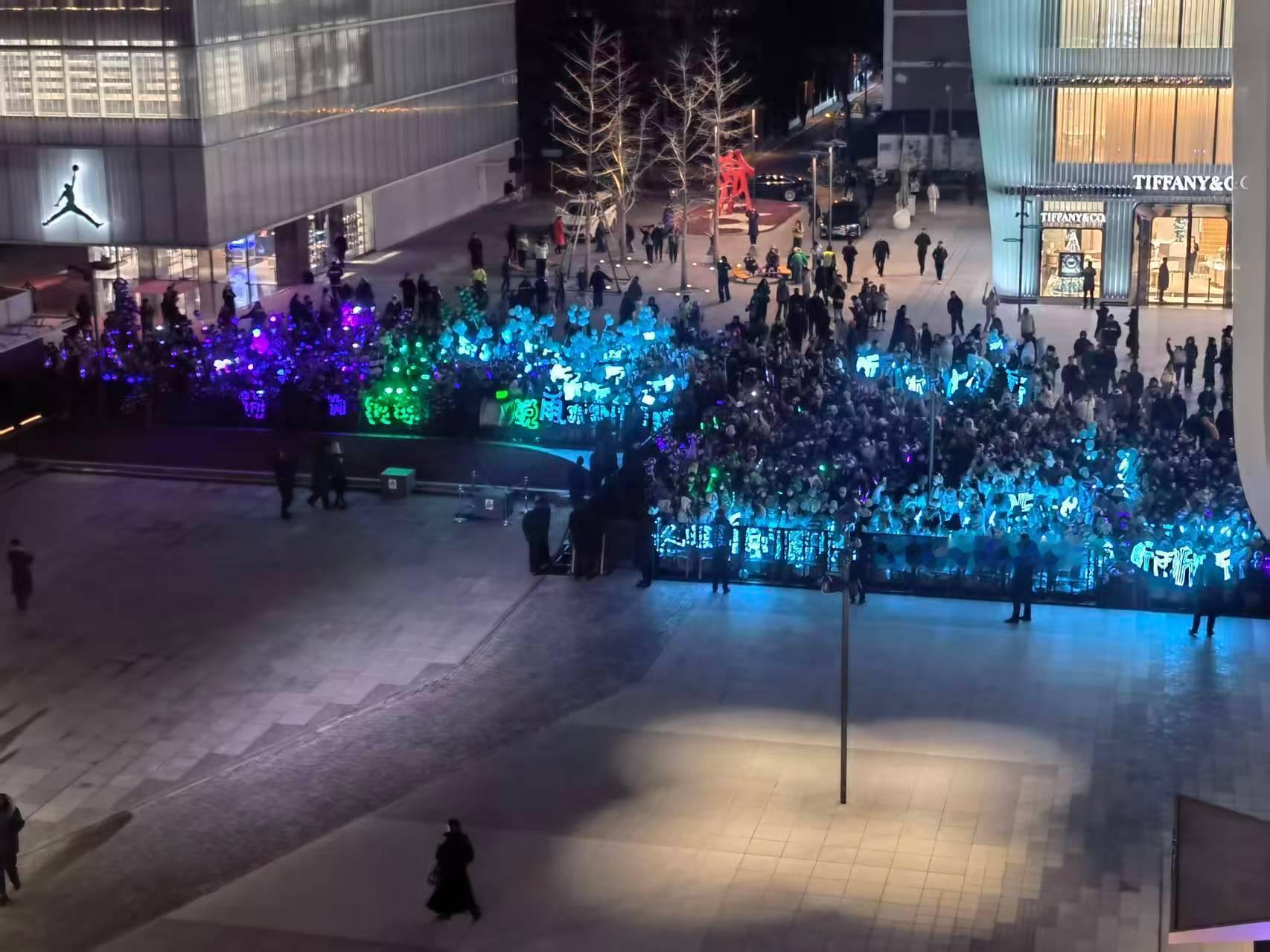 今天🦅三里屯活动 场外灯牌，蓝色刘雨昕 紫色邓为 