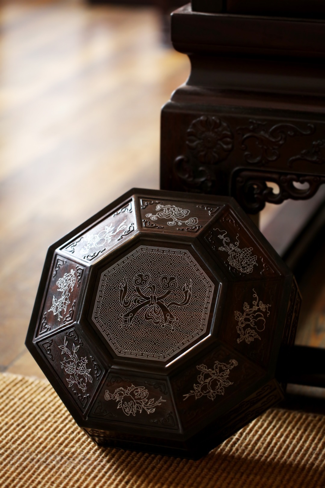 紫光檀 | 如意八宝盒八方子母口相合，全榫卯制作，盒盖银丝镶嵌如意八宝纹，周边浮