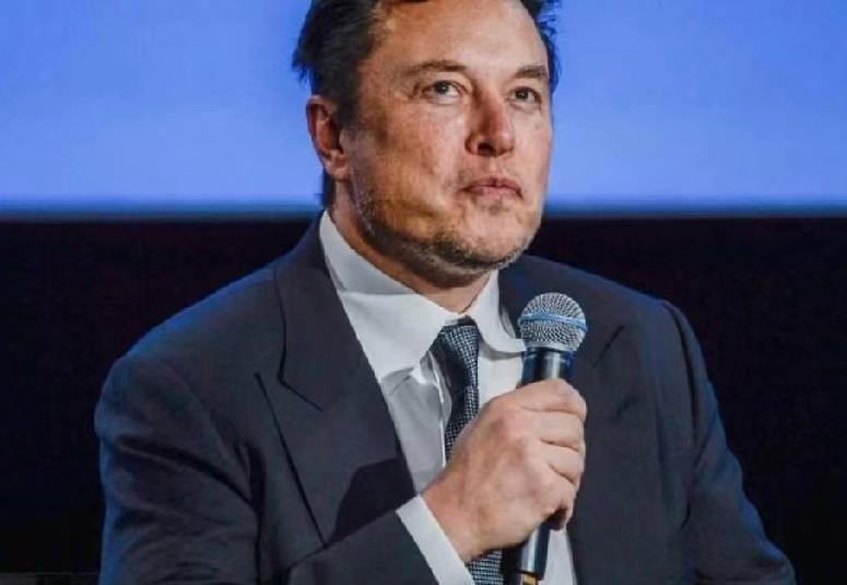 会用AI填空了，却不会问问题了，人还在重新学说话。

最近翻了几本新出的AI手册