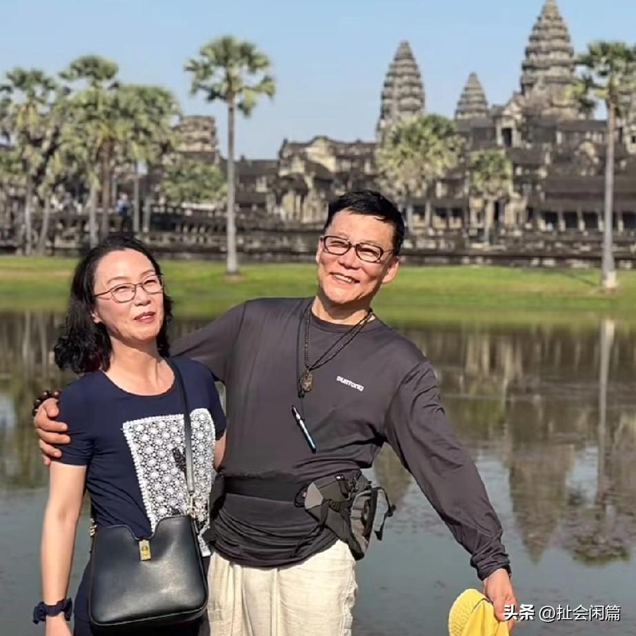 李国庆夫妇又出国旅游了，这一次的目的地是柬埔寨的吴哥窟。

两个人拍摄了一个短视